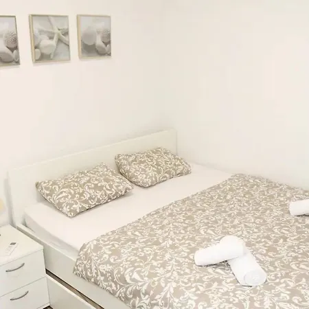 Stylish Okrug Gornji With Terrace And Patio - Two Bedroom With Terrace Apartman Trogir